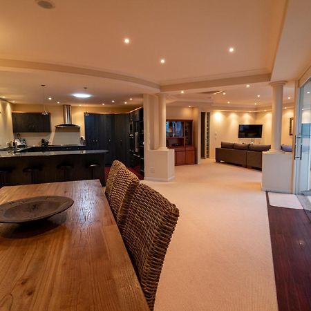 Large Luxury Apartment Located Right In Town Taupo Eksteriør billede