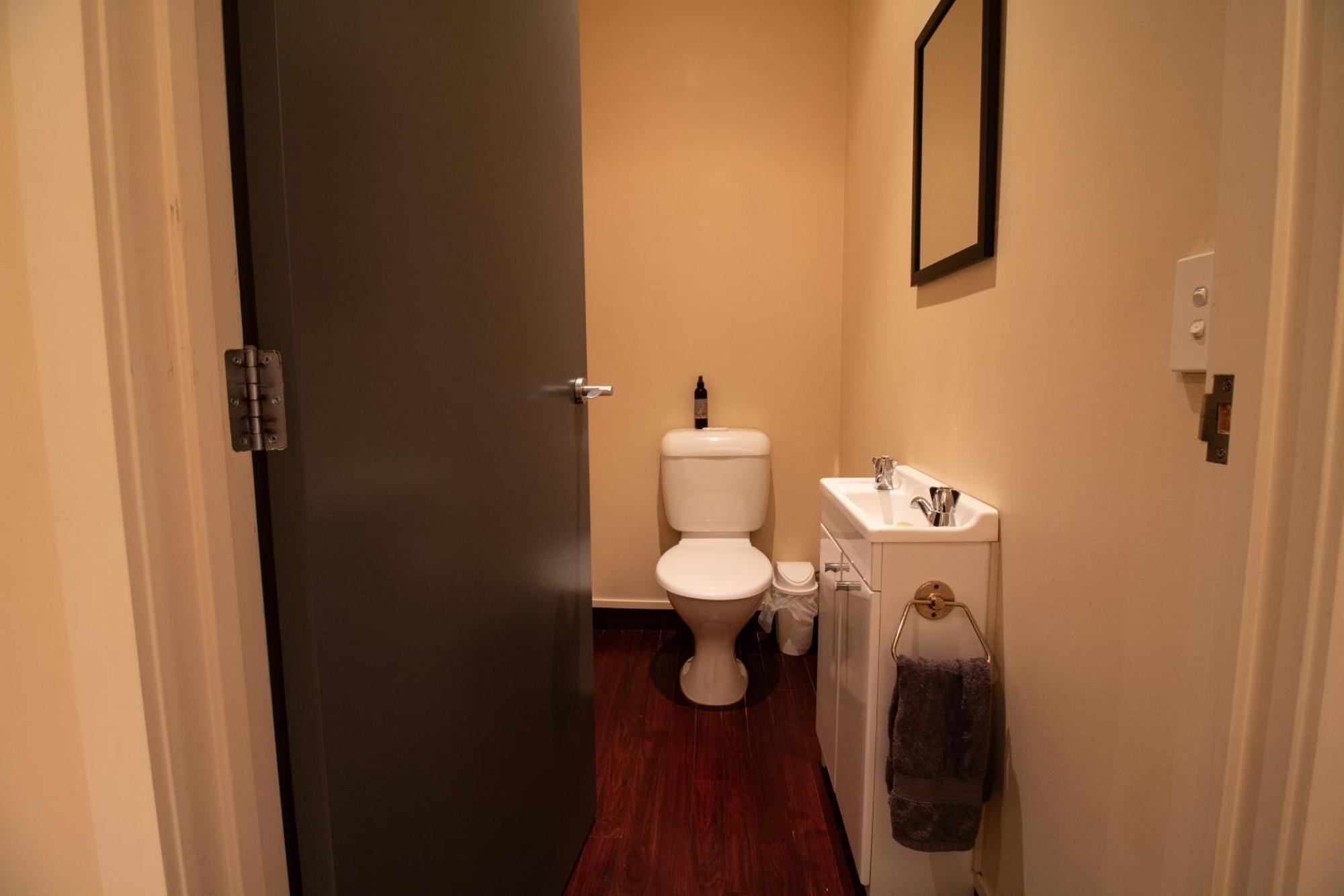 Large Luxury Apartment Located Right In Town Taupo Eksteriør billede