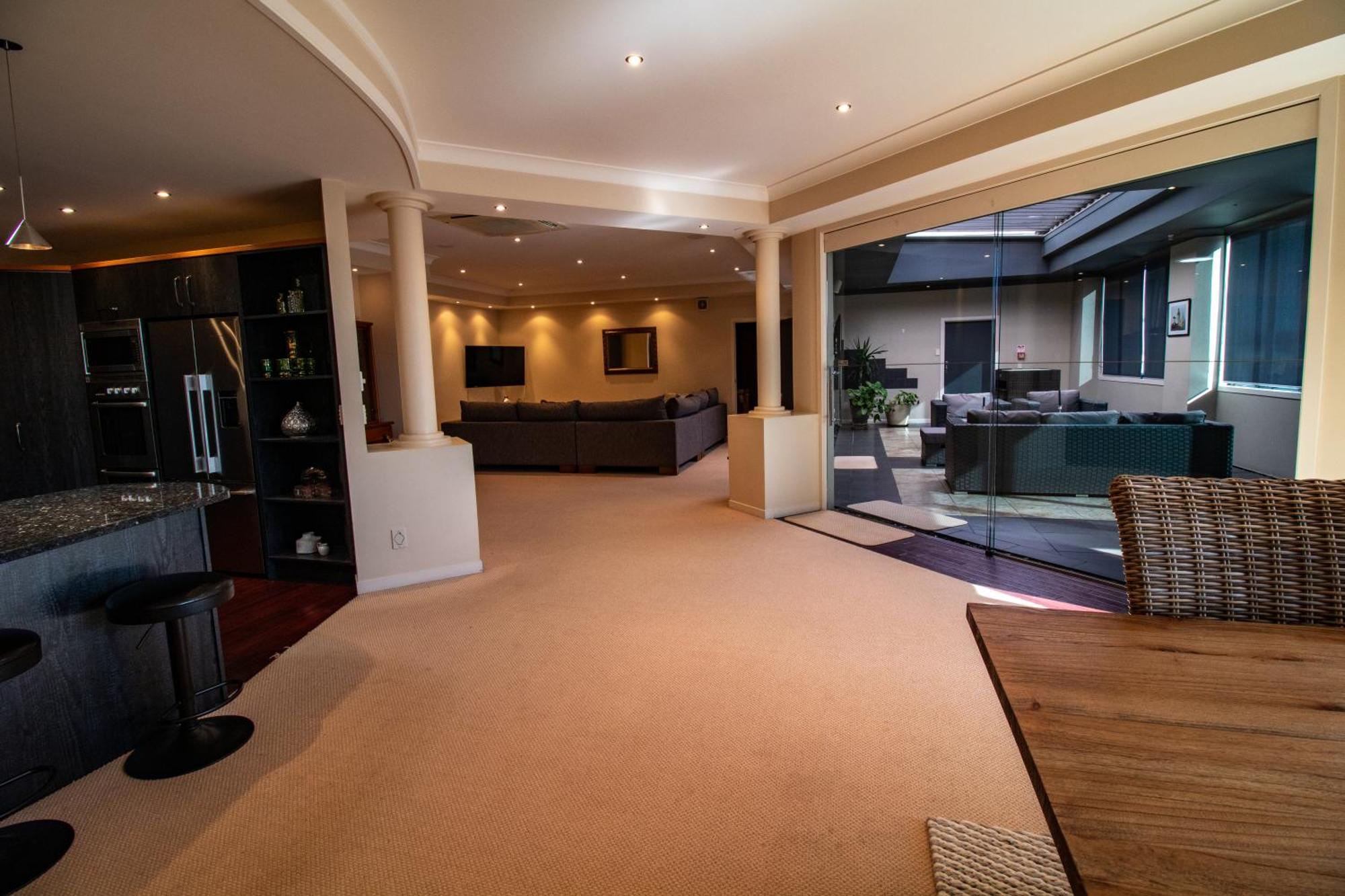 Large Luxury Apartment Located Right In Town Taupo Eksteriør billede