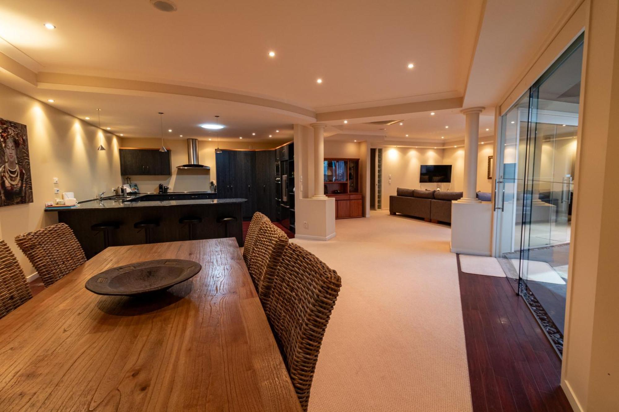 Large Luxury Apartment Located Right In Town Taupo Eksteriør billede