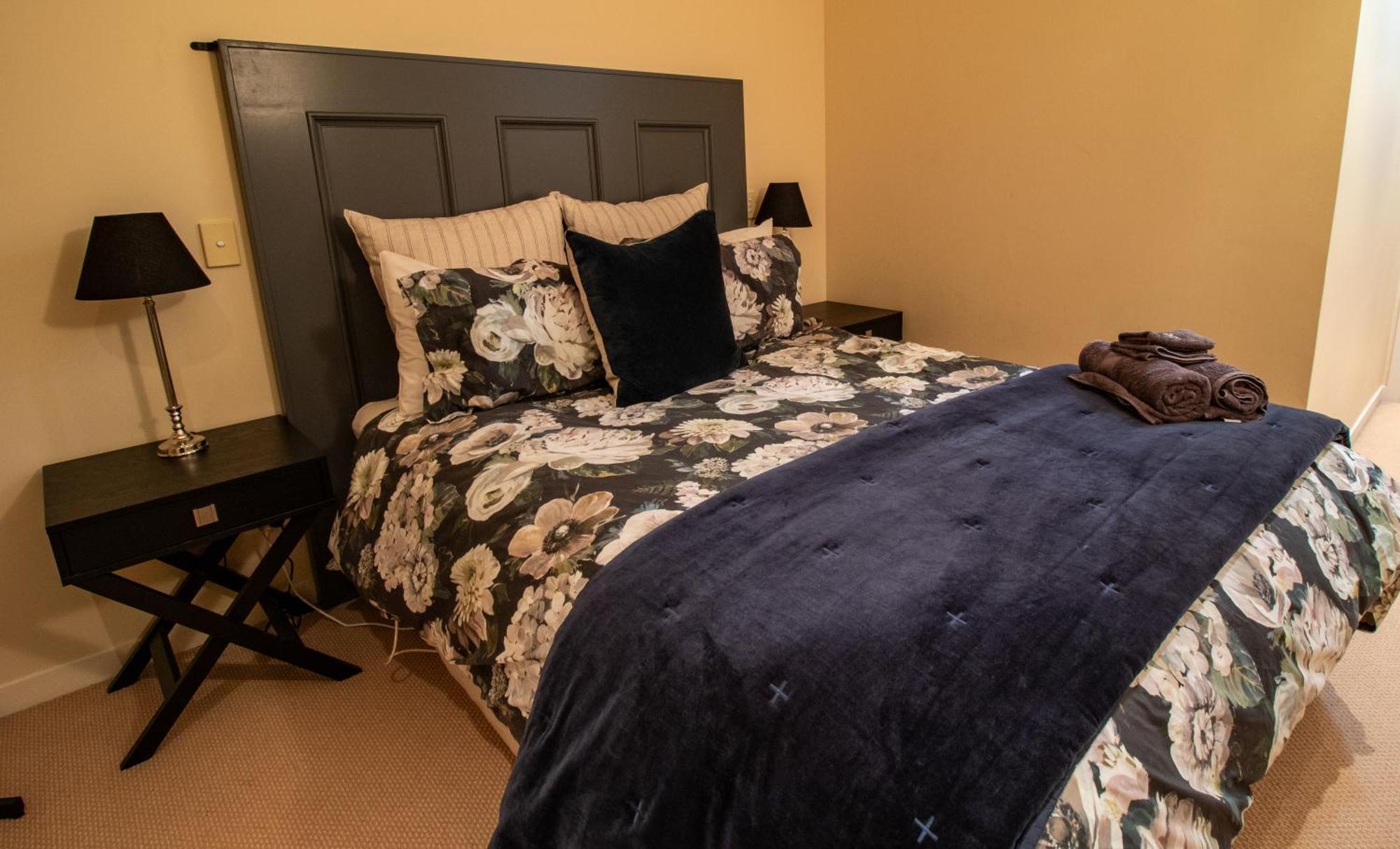 Large Luxury Apartment Located Right In Town Taupo Eksteriør billede