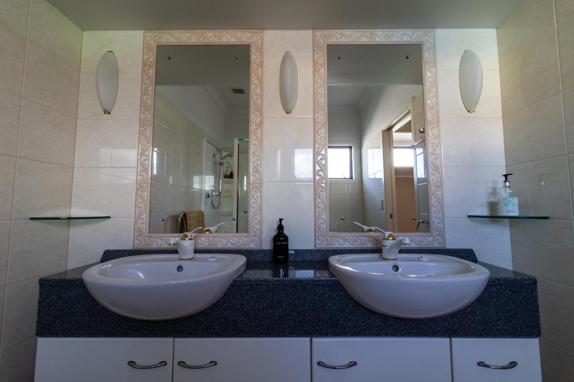 Large Luxury Apartment Located Right In Town Taupo Eksteriør billede