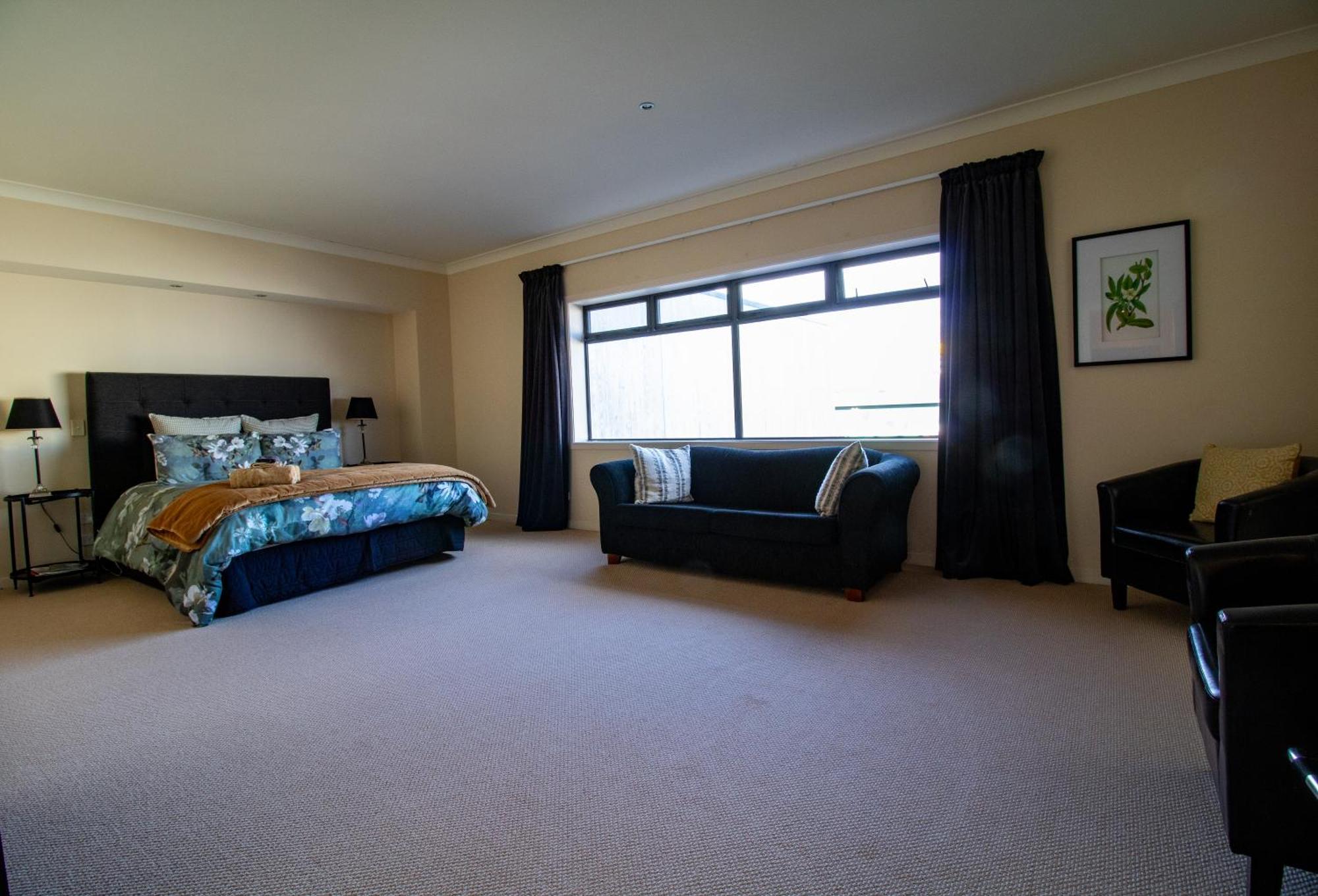 Large Luxury Apartment Located Right In Town Taupo Eksteriør billede