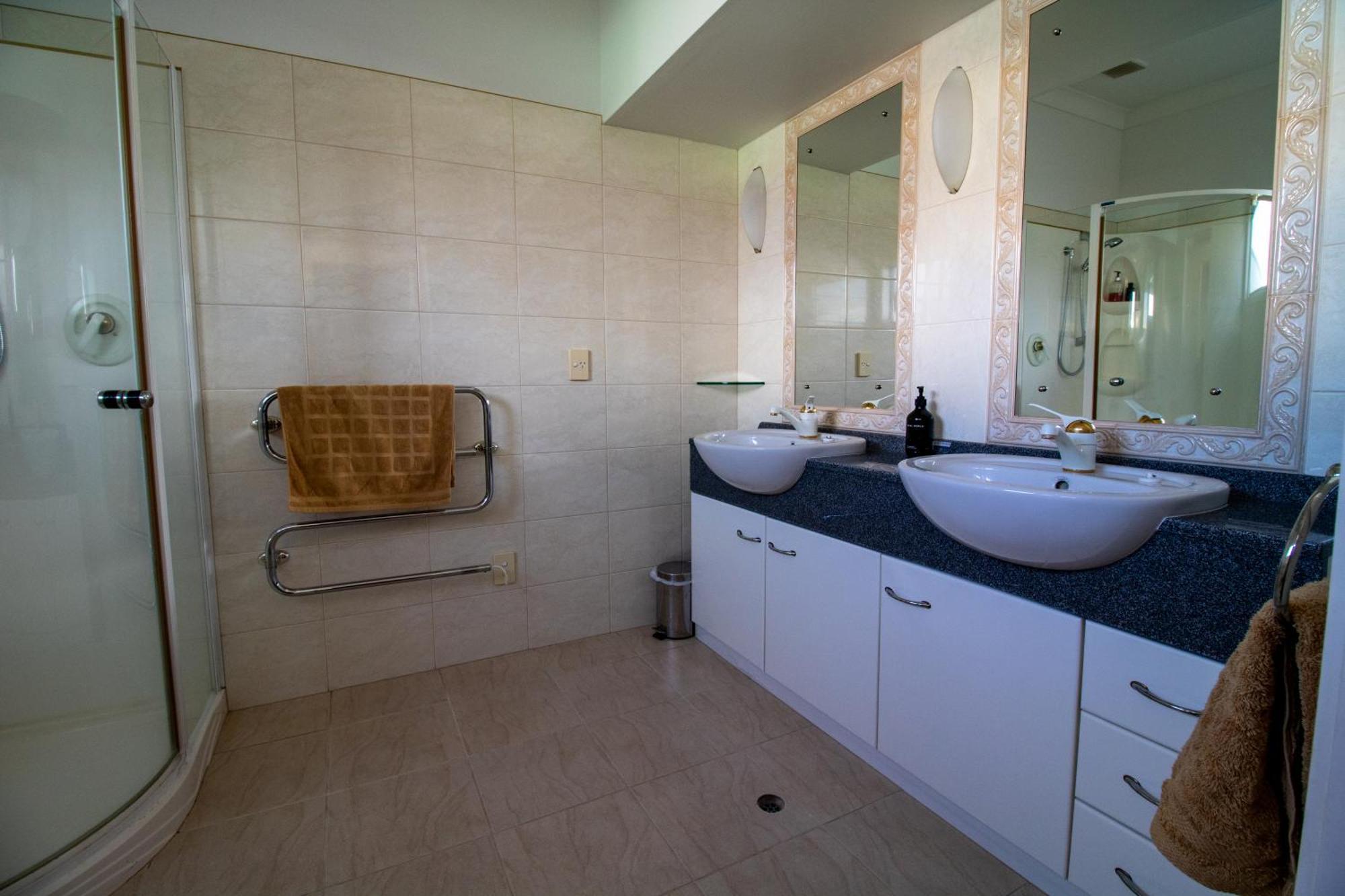 Large Luxury Apartment Located Right In Town Taupo Eksteriør billede
