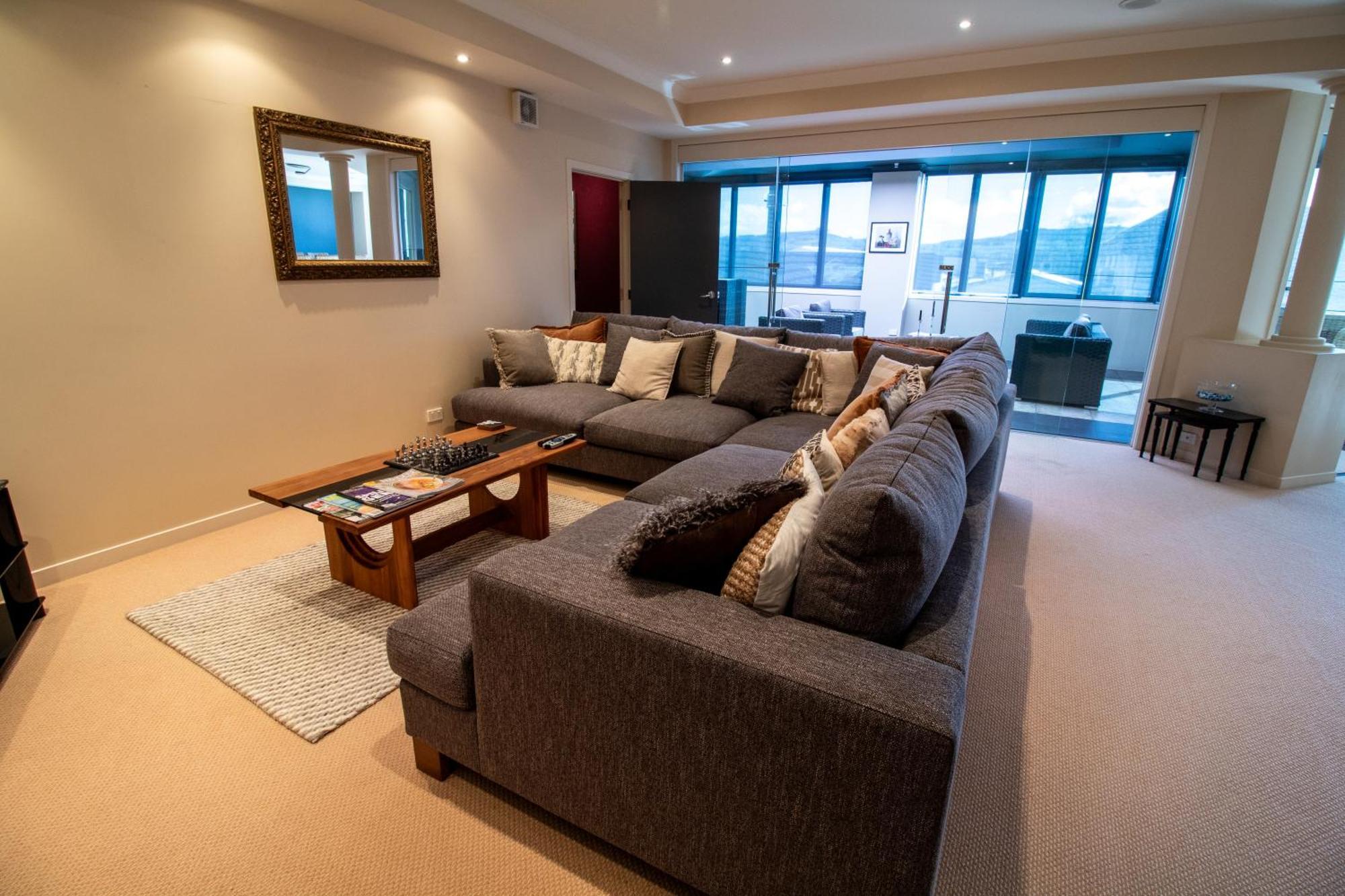 Large Luxury Apartment Located Right In Town Taupo Eksteriør billede