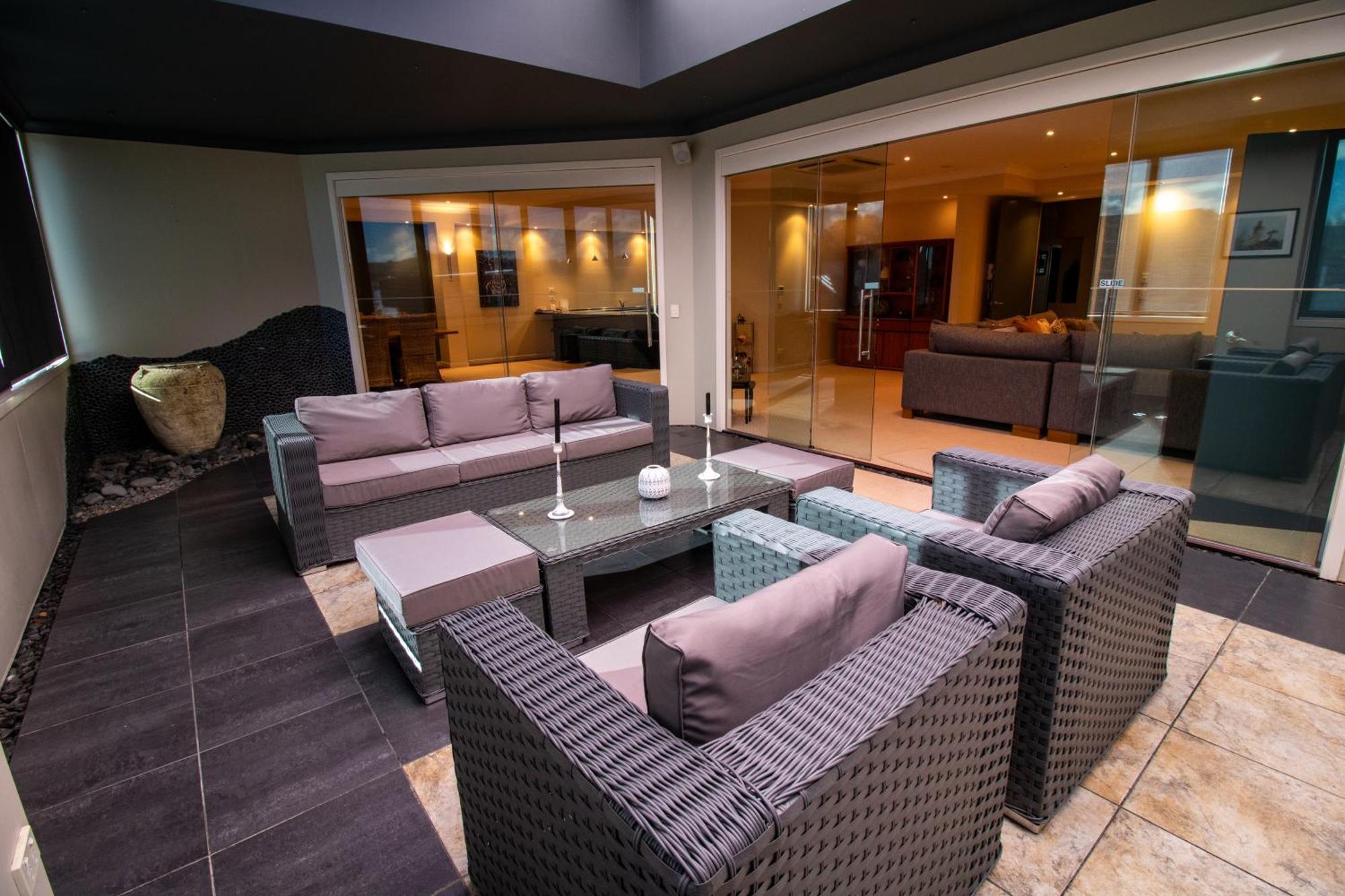 Large Luxury Apartment Located Right In Town Taupo Eksteriør billede